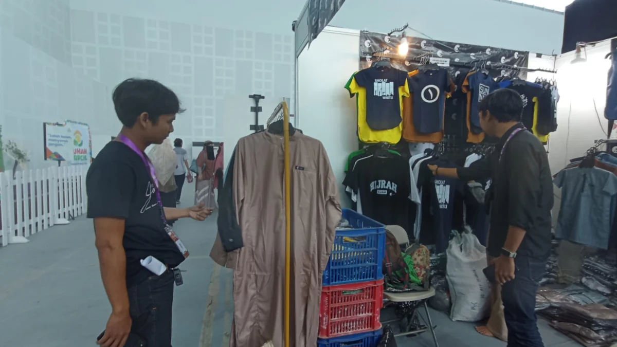 Pengunjung saat melihat produk di acara muslim lifefair, Jumat (31/5) foto : Sandika Fadilah /Jabarekspres