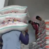 Ilustrasi: Pekerja memikul sejumlah karung beras di salah satu Distributor Beras se Bandung Raya. (Pandu Muslim/Jabar Ekspres)