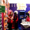 KREATIF : Sejumlah mahasiswi Telkom University tengah menata booth pameran Serenade Spectra, Kamis (30/5).