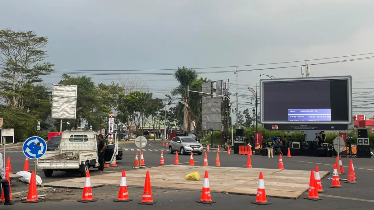 Polresta Bandung Atur Lalu Lintas Jelang Nobar Final Leg 2 Persib vs Madura United Polresta Bandung atur lalu lintas jelang nobar Final Leg 2 Persib vs Madura United di perempatan kantor Pemkab Bandung, Jumat (31/5).