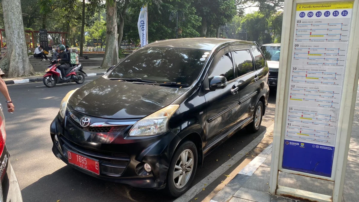 Mobil ASN di lingkungan Pemkot Bandung yang memarkirkan kendaraan pada momen Friday Car Free, Jumat (31/5). (Nizar/Jabar Ekspres)