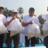 Pemkab Bogor tebar 7 ribu benih ikan di Cibinong Setu Plaza. Foto : Sandika Fadilah /Jabarekspres.com