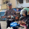 Anggota Satlantas Polres Banjar memeriksa kelengkapan kendaraan kepada pengendara roda dua dalam operasi PKB yang digelar P3DW Kota Banjar pada Rabu 15 Mei 2024 lalu. (Cecep Herdi/Jabar Ekspres)