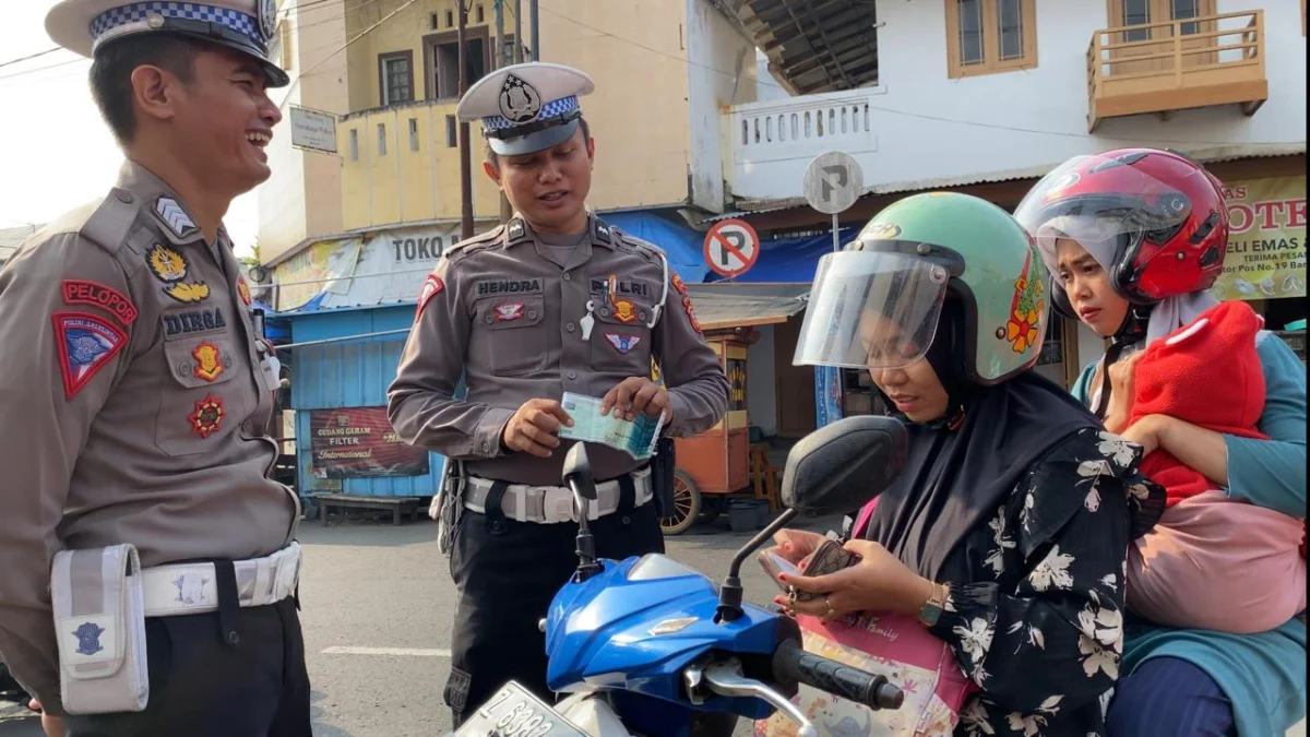 Anggota Satlantas Polres Banjar memeriksa kelengkapan kendaraan kepada pengendara roda dua dalam operasi PKB yang digelar P3DW Kota Banjar pada Rabu 15 Mei 2024 lalu. (Cecep Herdi/Jabar Ekspres)