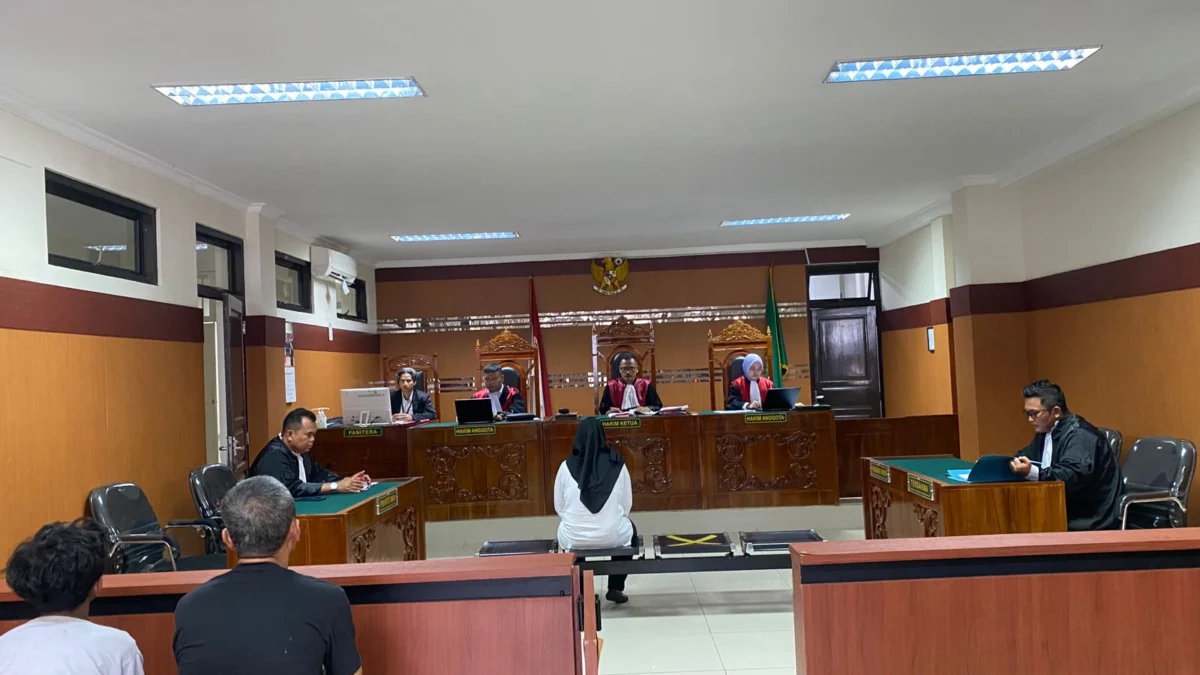 Sidang Kasus Pembunuhan Debt Collector di Sukabumi, Anak dan 2 Polisi Ungkap Ini Suasana saat Putri Sumiati (28 tahun) Terdakwa dalam kasus pembunuhan debt collector di sukabumi. Riki Achmad/Jabae Ekspres