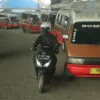 Akibat tak ada terminal, sejumlah angkot akhirnya mangkal liar di ruas jalan Simpang Susun Cileunyi, Kabupaten Bandung. (Pandu Muslim/Jabar Ekspres)