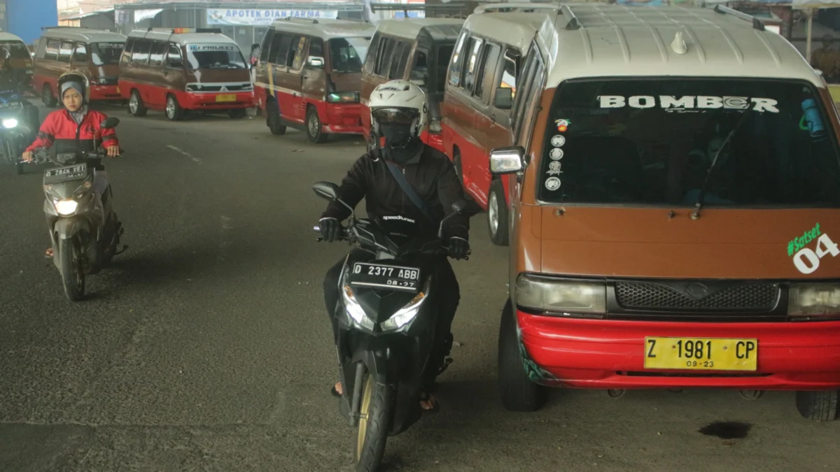 Akibat tak ada terminal, sejumlah angkot akhirnya mangkal liar di ruas jalan Simpang Susun Cileunyi, Kabupaten Bandung. (Pandu Muslim/Jabar Ekspres)