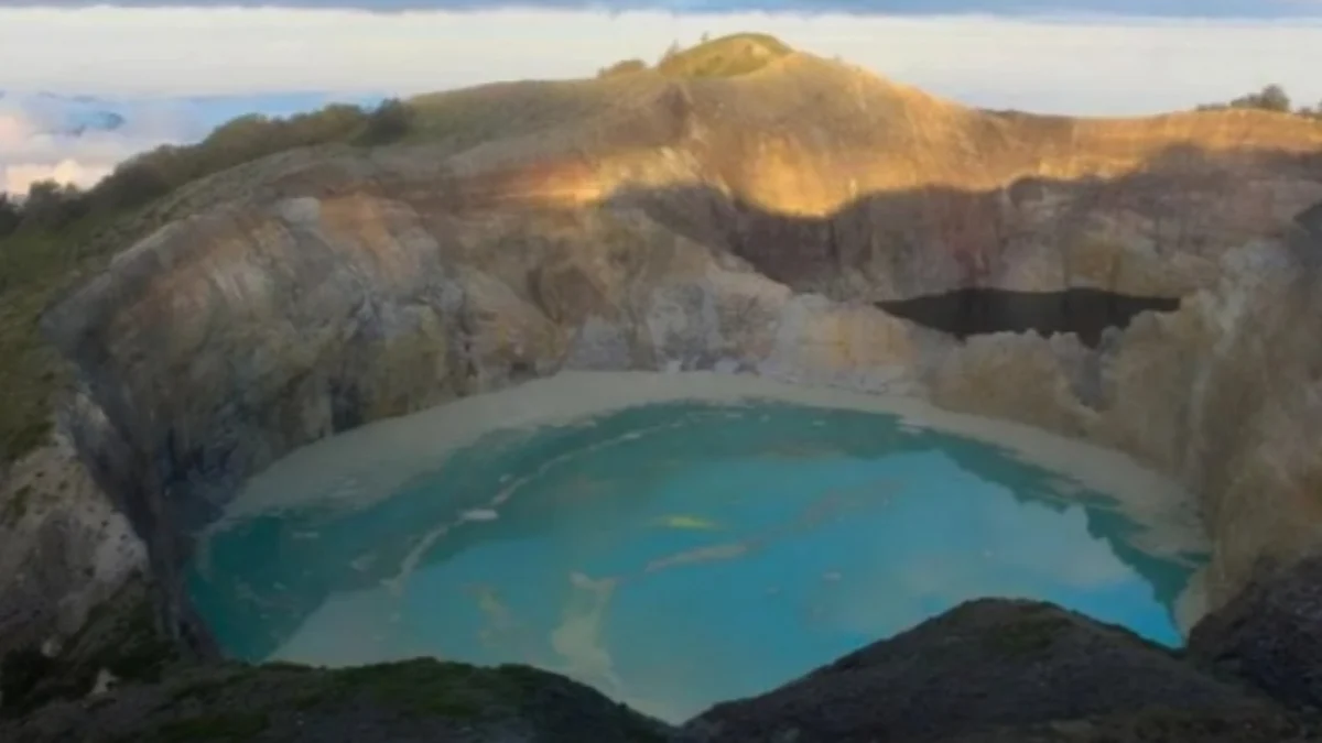 Endapan belerang terlihat mengambang di atas air danau Kawah, Gunung Kelimutu di Nusa Tenggara Timur, Kamis (23/5/2024). Foto/ANTARA/HO-PVMBG