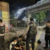 Polisi mengamankan empat remaja yang konvoi bawa senjata tajam. Foto/ANTARA/HO-Polres Jakbar