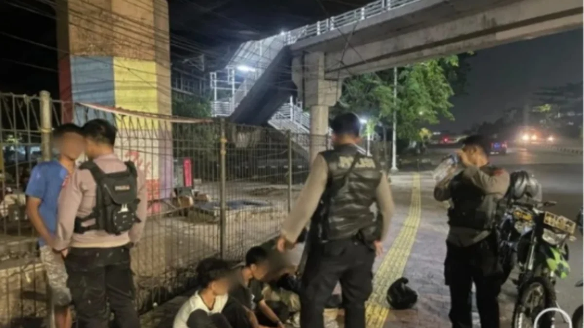 Polisi mengamankan empat remaja yang konvoi bawa senjata tajam. Foto/ANTARA/HO-Polres Jakbar