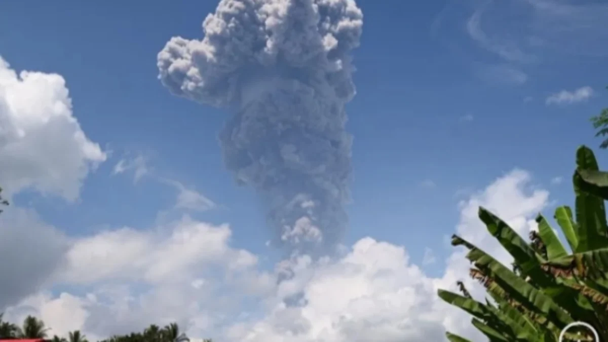 PVMBG: Aktivitas Kegempaan Gunung Ibu Masih Tinggi Kolom abu vulkanik setinggi lima kilometer terbentuk akibat aktivitas erupsi Gunung Ibu di Maluku Utara, Rabu (15/5/2024). ANTARA/HO-PVMBG