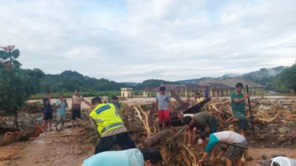 Personel Polsek Ulu Ogan bersama masyarakat sekitar membersihkan material longsor, Kamis (23/5/2024). Foto ANTARA/Edo Purnama