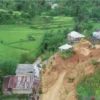 Sejumlah rumah warga dan akses jalan terdampak tanah longsor di Kabupaten Mamasa, Sulawesi Barat, Selasa (21/5/2024) foto/ANTARA/HO-BNPB