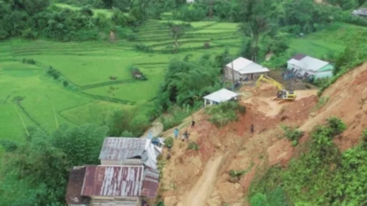 Sejumlah rumah warga dan akses jalan terdampak tanah longsor di Kabupaten Mamasa, Sulawesi Barat, Selasa (21/5/2024) foto/ANTARA/HO-BNPB