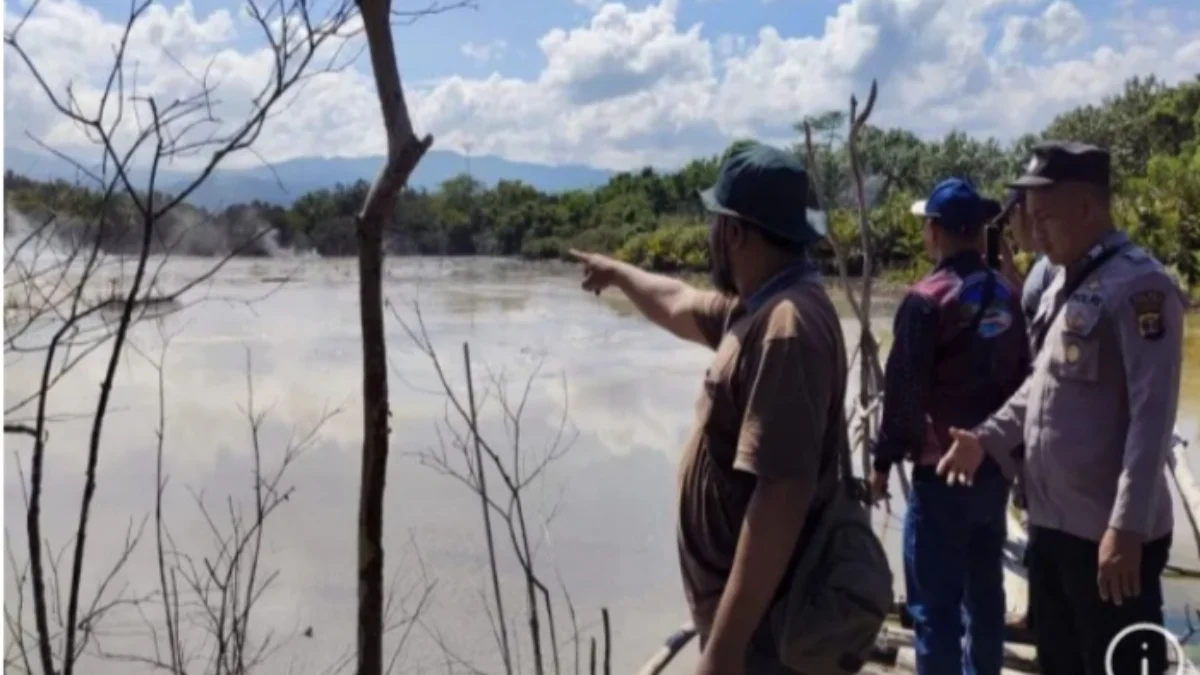 Kawah Nirwana di Lampung Barat Alami Erupsi Sebanyak 3 kali Pihak Kepolisian dan warga masih berjaga di lokasi erupsi kawah Nirwana. Foto/ANTARA