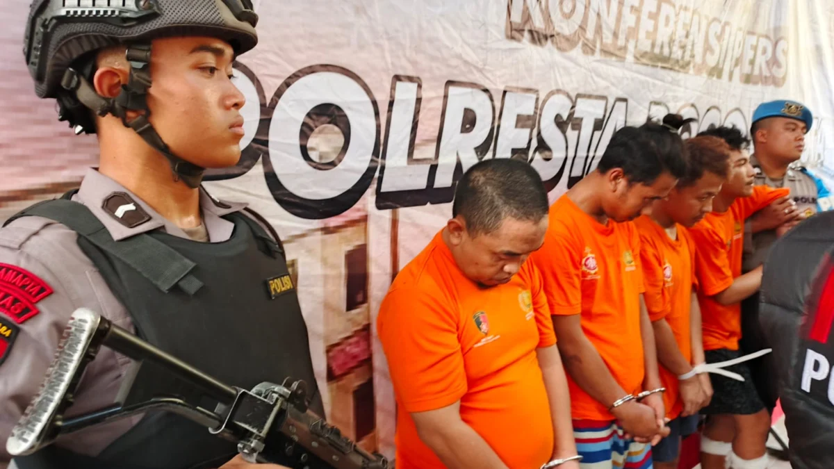 Polresta Bogor Bongkar Kasus Pencurian Mobil Bermodus Jual Beli, Komplotan Pelaku Pasangkan GPS di Mobil Korban Empat orang pelaku komplotan pencurian mobil saat diekspose Polresta Bogor Kota, Kamis (16/5) sore. (Yudha Prananda / Jabar Ekspres)