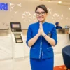 Ilustrasi pegawai bank BRI sedang menyambut nasabah/ Dok. Antara
