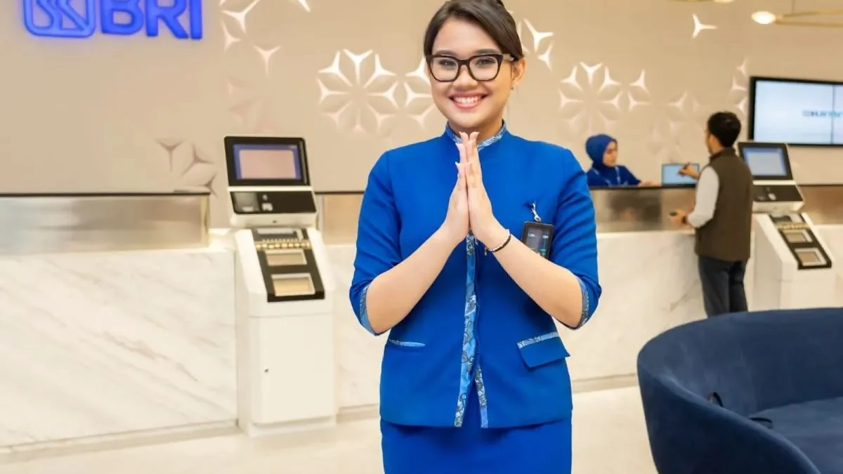 Ilustrasi pegawai bank BRI sedang menyambut nasabah/ Dok. Antara