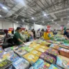 Masyarakat berbondong-bondong mencari buku di bazar Big Bad Wolf Books di Kota Baru Parahyangan, KBB. Kamis (23/5). Dok Jabar Ekspres