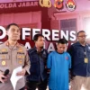 Pegi Setiwan Digiring Aparat Tinggalkan Lokasi Konpers