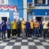 Pengurus DPD Partai Golkar Kota Banjar dan DPC Partai Demokrat Kota Banjar berfoto bersama usai bersilaturahmi, Kamis 9 Mei 2024. (Cecep Herdi/Jabar Ekspres)