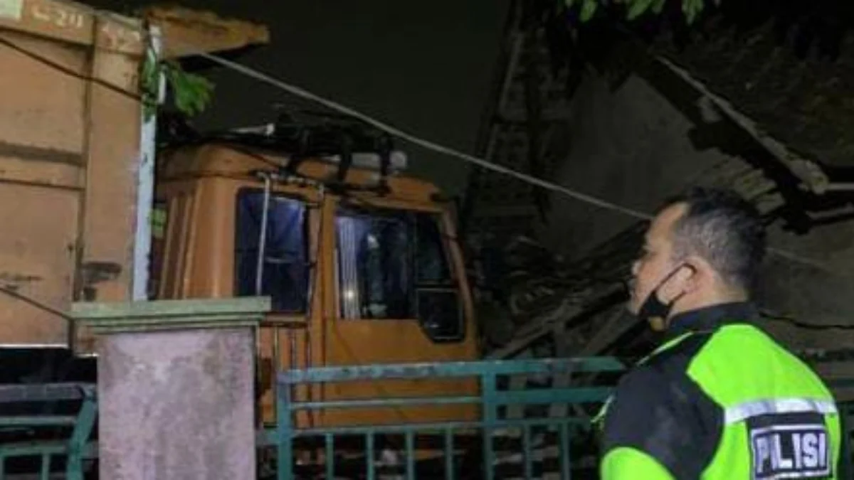 Truk Tronton di Parungpanjang Tabrak Warung, Satu Orang Luka
