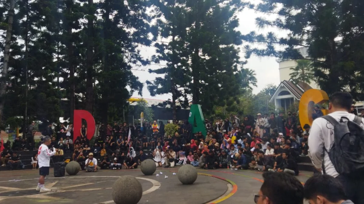Situasi massa aksi di Taman Cikapayang memperingati Hari Buruh Sedunia, Kota Bandung, pada (1/5).