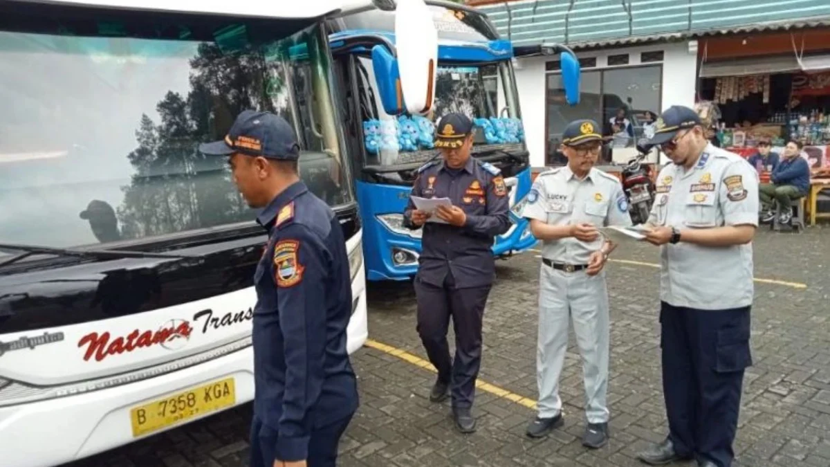 Dishub KBB Periksa 41 Bus Pariwisata Selama Libur Panjang Waisak, Satu Unit Tidak Laik Jalan Petugas Dishub KBB saat memeriksa kelengkapan surat uji berkala di kawasan wisata Lembang. Senin (27/5). Dok Dishub KBB