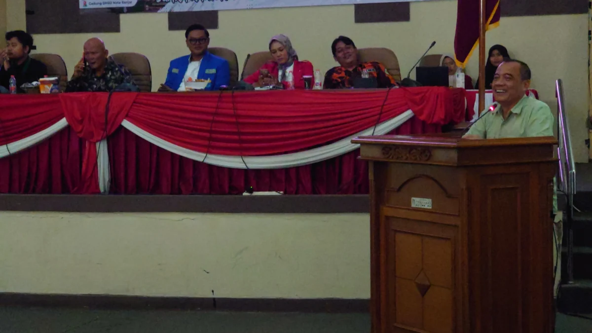 Ruhimat, salah satu ASN aktiv yang berniat maju menjadi Calon Wali Kota dalam Pilkada Banjar 2024 memaparkan ide dan gagasan untuk memimpin Kota Banjar lima tahun kedepan, di Gedung DPRD Banjar, Minggu 5 Mei 2024. (Cecep Herdi/Jabar Ekspres)