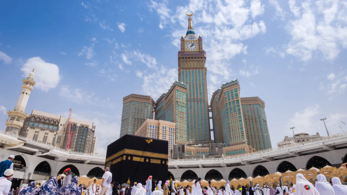 Haji, salah satu ibadah terpenting dalam agama Islam, akan segera dimulai. Jemaah haji Indonesia dari kloter pertama akan diberangkatkan pada Minggu, 12 Mei besok.