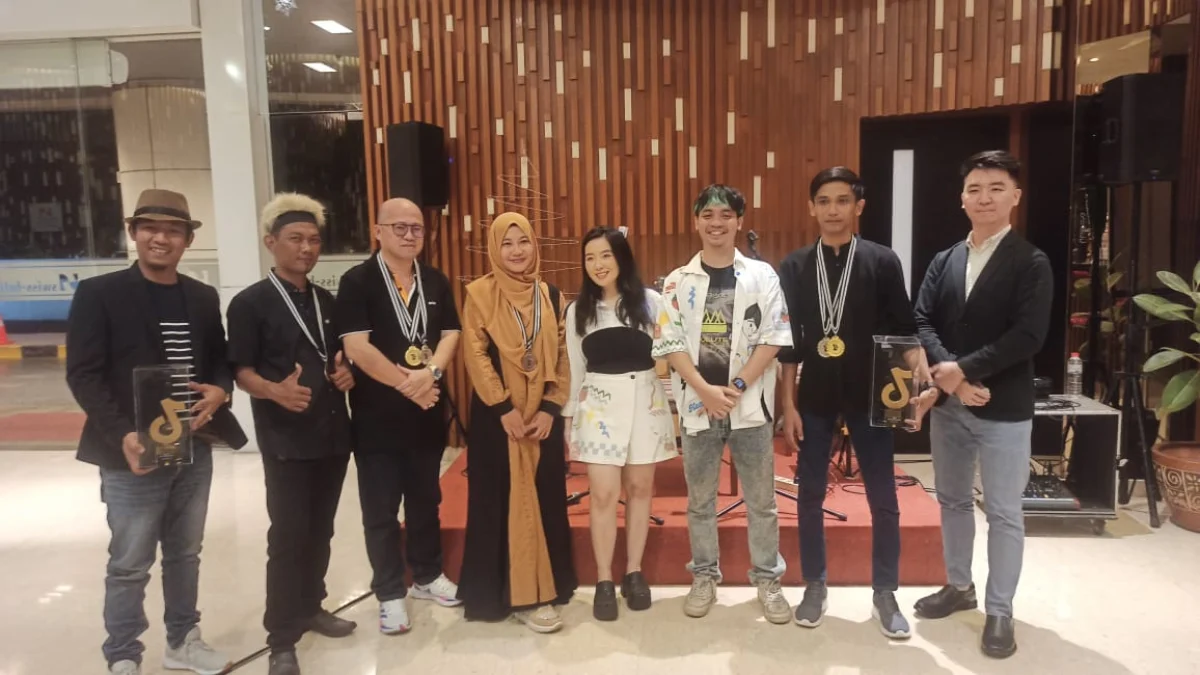 Rabel Agency saat memenangkan penghargaan. Foto : Dok Pribadi