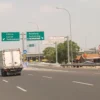Penambahan rambu lalu lintas dilakukan guna mecegah pemotor masuk ruas jalan Tol Cisumdawu dan Purbaleunyi, Kabupaten Bandung. (Yanuar/Jabar Ekspres)