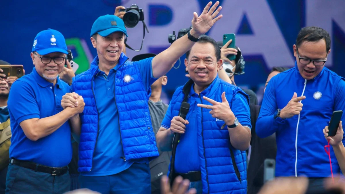 Mantapkan Langkah Menuju Pilkada, PAN Siap Bangun Koalisi Besar di Kota Bogor Ketua Umum PAN, Zulkifli Hasan saat memberi semangat kepada Dedie A. Rachim yang diusung maju di Pilkada Kota Bogor. (Yudha Prananda / Jabar Ekspres)