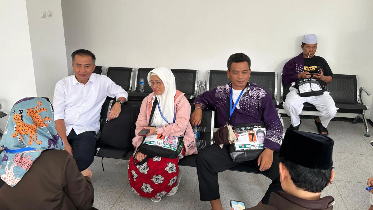 Calon Jamaah Haji Jabar Kloter 1 dan 2 Ngeluh Soal Pelayanan Emberkasi, Apa Kata Bey Machmudin? Ist. Pj Gubernur Jabar, (kiri) saat tinjau Emberkasi Haji Bekasi. Sabtu (11/5).