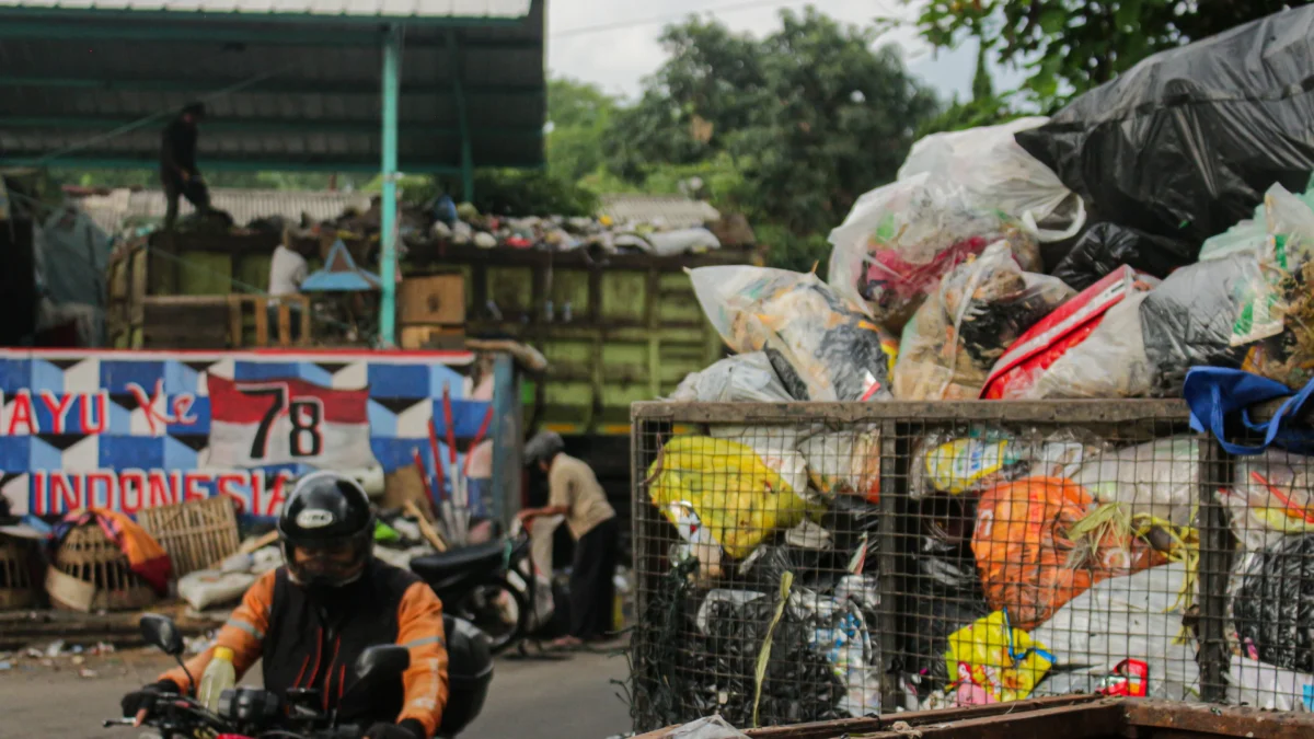 Tumpukan sampah di TPS Panyileukan, Kota Bandung. (Pandu Muslim/Jabar Ekspres)