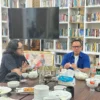 Ketua DPD PDI Perjuangan Jabar Ono Surono berbincang-bincang dengan politisi PAN Bima Arya  saat bersilaturahmi ke kediamannya di Bogor, Rabu 8 Mei 2024 malam.