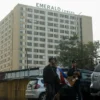Aktivitas masyarakat di kawasan Emerald Towers, Jalan kawaluyaan Kota Bandung, Kamis(16/5). (Pandu Muslim/Jabar Ekspres)