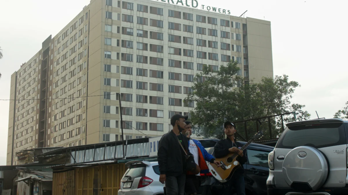 Aktivitas masyarakat di kawasan Emerald Towers, Jalan kawaluyaan Kota Bandung, Kamis(16/5). (Pandu Muslim/Jabar Ekspres)