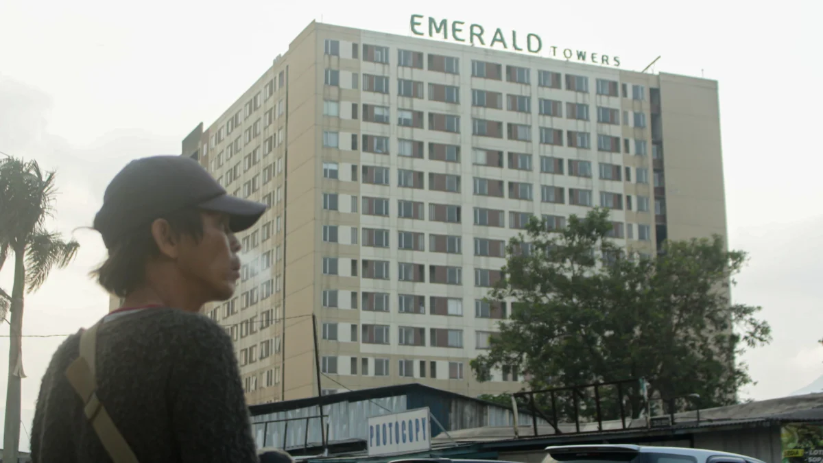 Aktivitas masyarakat di kawasan Emerald Towers, Jalan kawaluyaan Kota Bandung, Kamis(16/5). (Pandu Muslim/Jabar Ekspres)