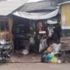 Kumuhnya Pasar Parakanmuncang di wilayah Desa Sindangpakuon, Kecamatan Cimanggung, Kabupaten Sumedang saat ini rencana revitalisasinya tengah jadi sorotan. (Yanuar/Jabar Ekspres)