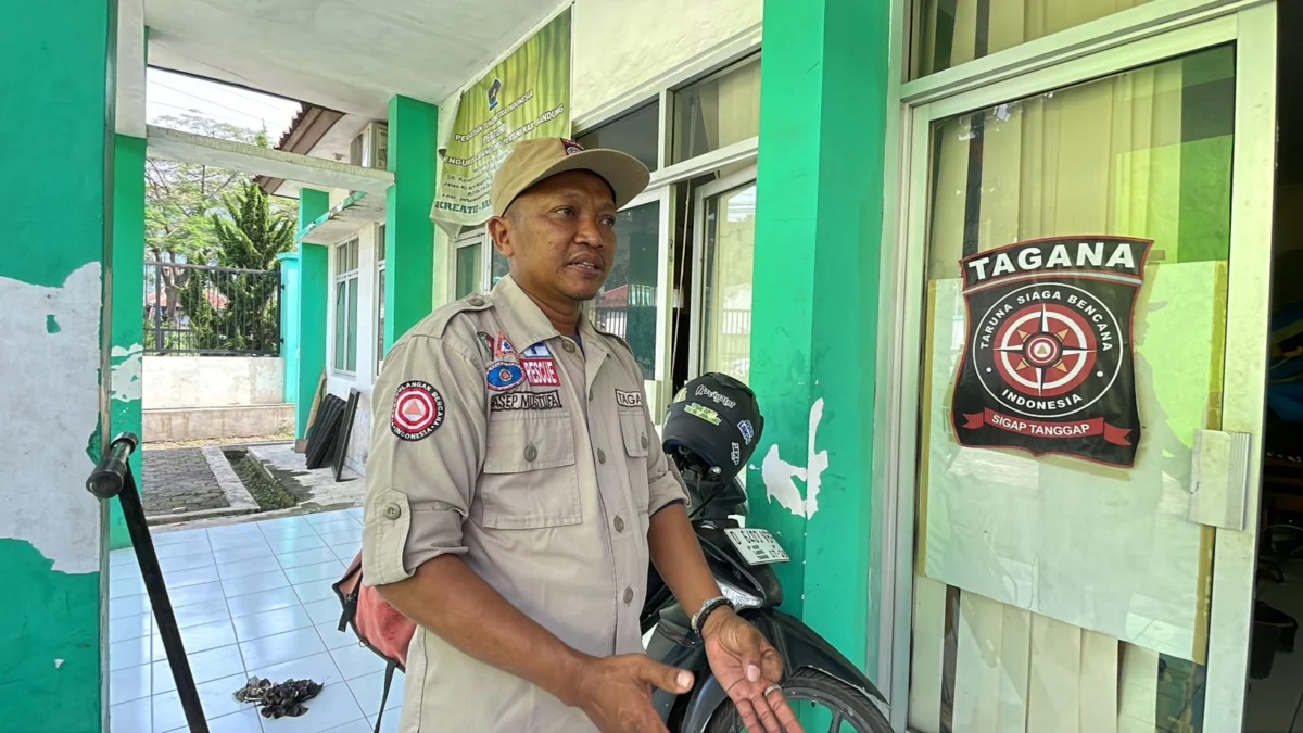 Cerita Asep Lampu Tagana, Relawan yang Bantu Kelistrikan di Lokasi Bencana Kabupaten Bandung Asep Mustofa atau biasa disapa Asep Lampu anggota Tagana Kabupaten Bandung yang setiap hari selalu memberikan edukasi kepada warga terkait mitigasi bencana. Foto Agi Jabar Ekspres