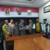 Wakil Ketua DPD Golkar Jabar Bambang Haryono, saat menerima berkas rekomendasi pasangan Ridwan Kamil - Ono Surono dari Nahdliyin Muda untuk Pilgub Jabar di Kantor DPD Golkar Jabar, Jalan Maskumambang, Kota Bandung, Rabu 15 Mei 2024.