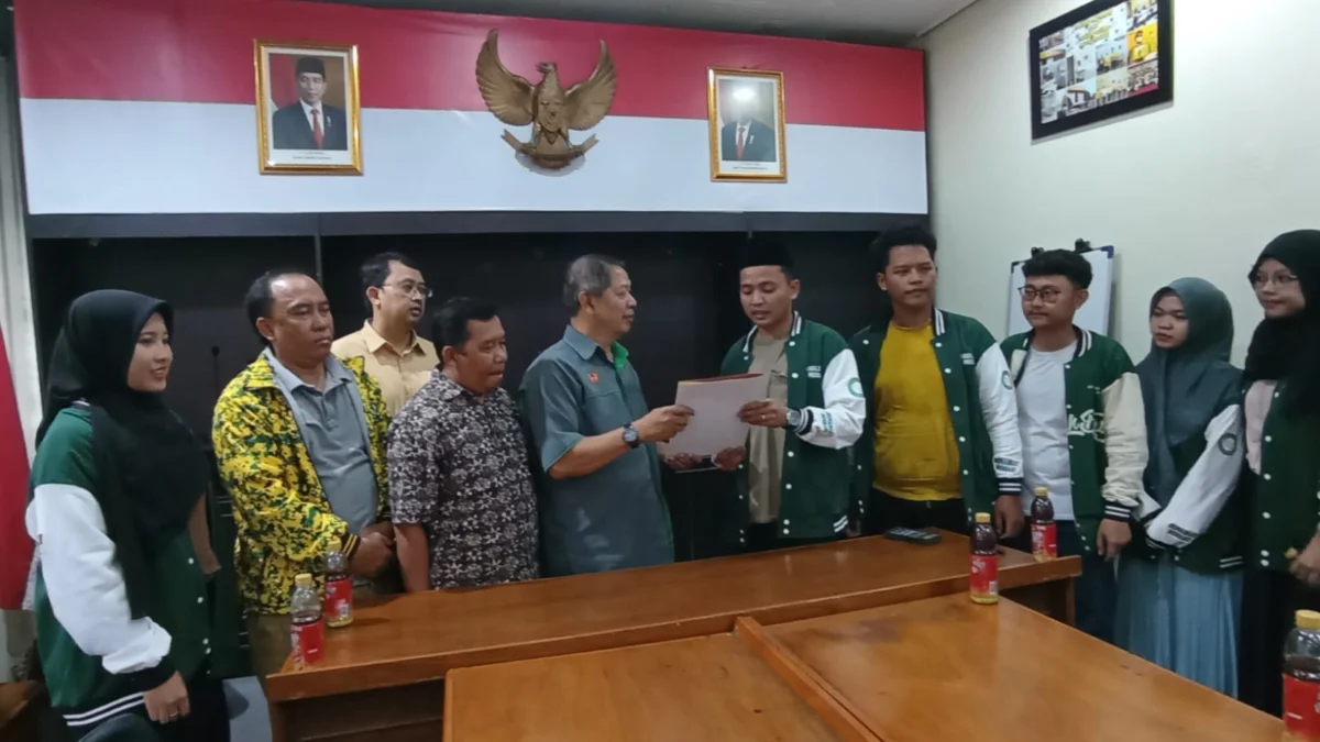 Wakil Ketua DPD Golkar Jabar Bambang Haryono, saat menerima berkas rekomendasi pasangan Ridwan Kamil - Ono Surono dari Nahdliyin Muda untuk Pilgub Jabar di Kantor DPD Golkar Jabar, Jalan Maskumambang, Kota Bandung, Rabu 15 Mei 2024.