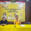 Doc: Perwakilan Tim Tujuh DPD Partai Golkar Cimahi Budi Setiawan (kanan) saat mengumumkan hasil survei internal pertama yang dilakukan oleh DPP Partai Golkar untuk nama bakal calon wali kota. (Foto: Mong/Jabar Ekspres)