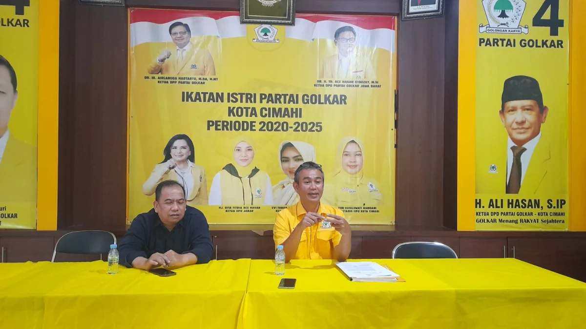 Doc: Perwakilan Tim Tujuh DPD Partai Golkar Cimahi Budi Setiawan (kanan) saat mengumumkan hasil survei internal pertama yang dilakukan oleh DPP Partai Golkar untuk nama bakal calon wali kota. (Foto: Mong/Jabar Ekspres)