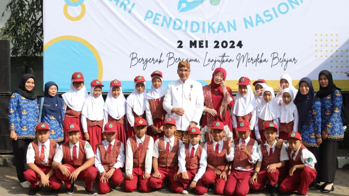 Doc. Pj Wali Kota Cimahi Bersama Siswa dan Guru Usai Upacara Hari Pendidikan Nasional (Hardiknas) di Lapang Pemkot Cimahi (istimewa)