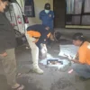Tim Inafis saat mengecek kondisi mayat bayi berjenis laki-laki yang ditemukan ditumpukan sampah di Desa Margahurip, Banjaran, Kabupaten Bandung. Foto Istimewa