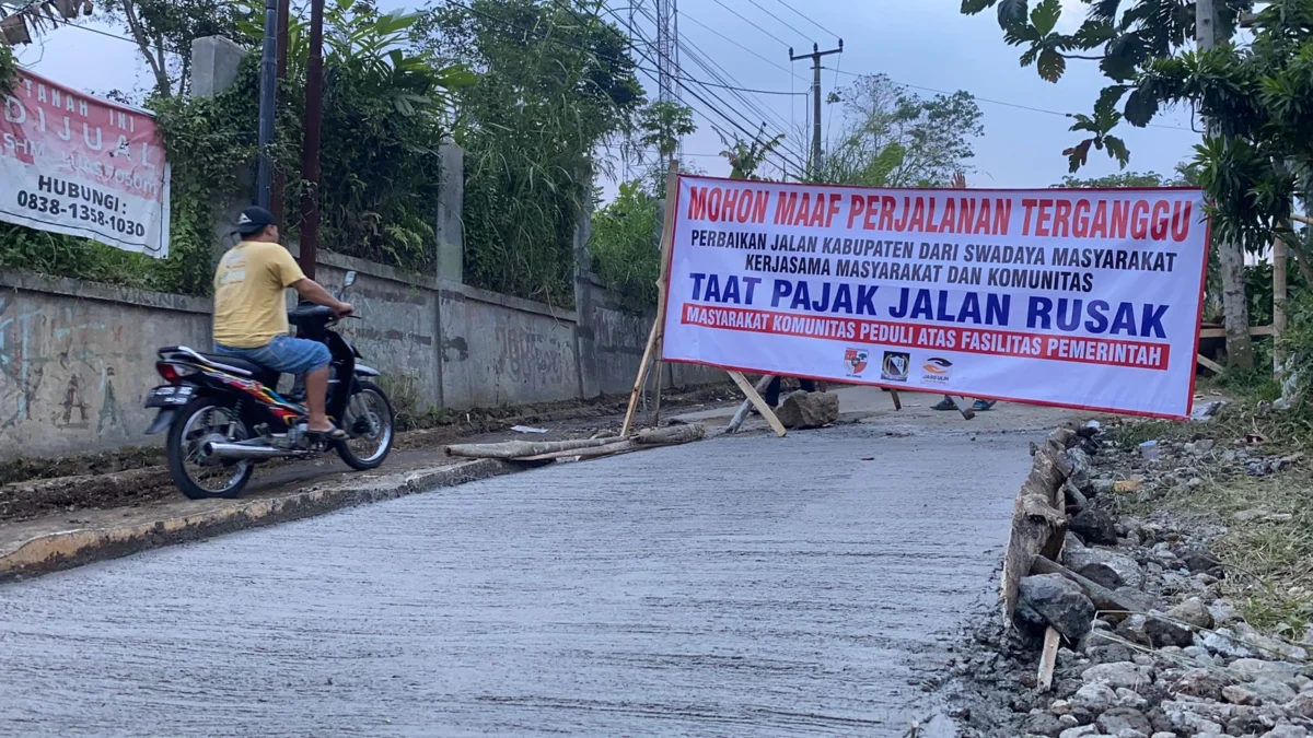 Kondisi ruas jalan Caringin-Cidahu yang dikakukan perbaikan secara swadaya oleh masyarakat. Dok vidio dan poto Riki Achmad/Jabar Ekspres