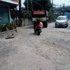 Jalan Panyawungan, Desa Cileunyiwetan, Kecamatan Cileunyi, Kabupaten Bandung kondisinya rusak parah. (Yanuar/Jabar Ekspres)
