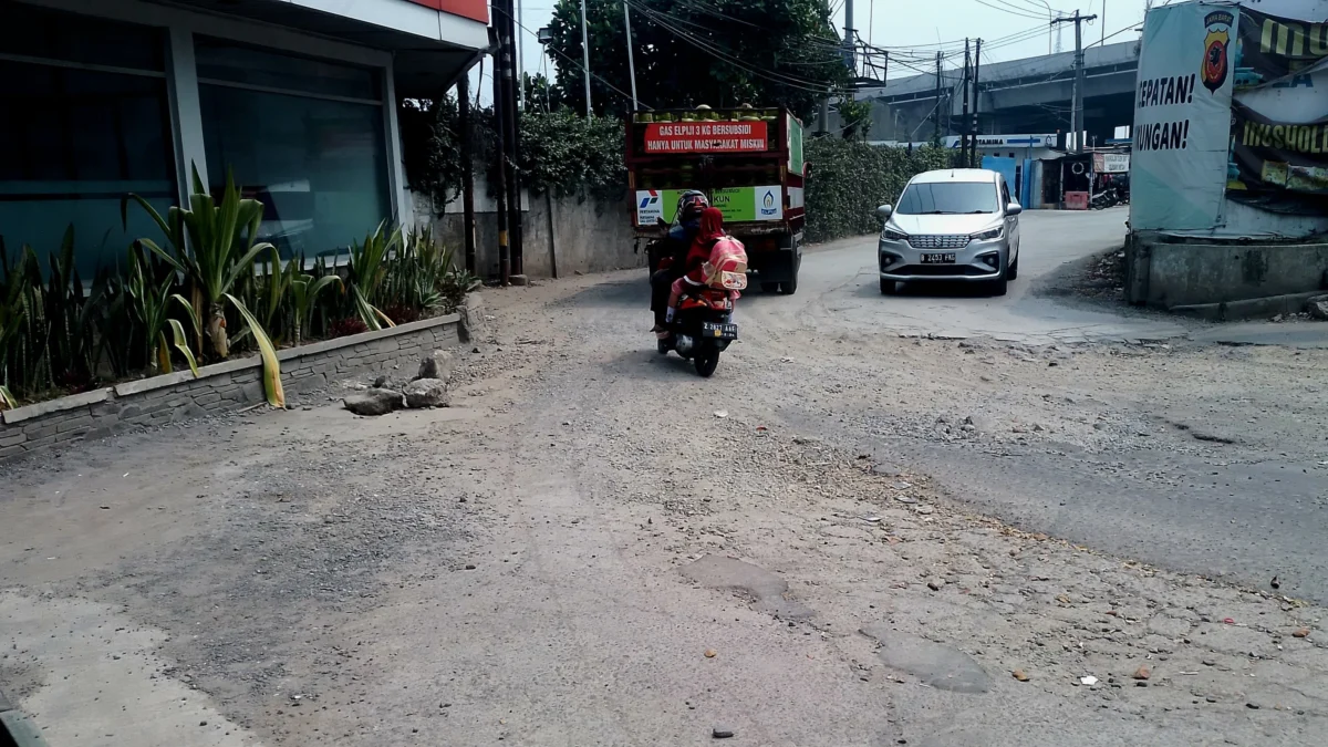 Jalan Panyawungan, Desa Cileunyiwetan, Kecamatan Cileunyi, Kabupaten Bandung kondisinya rusak parah. (Yanuar/Jabar Ekspres)